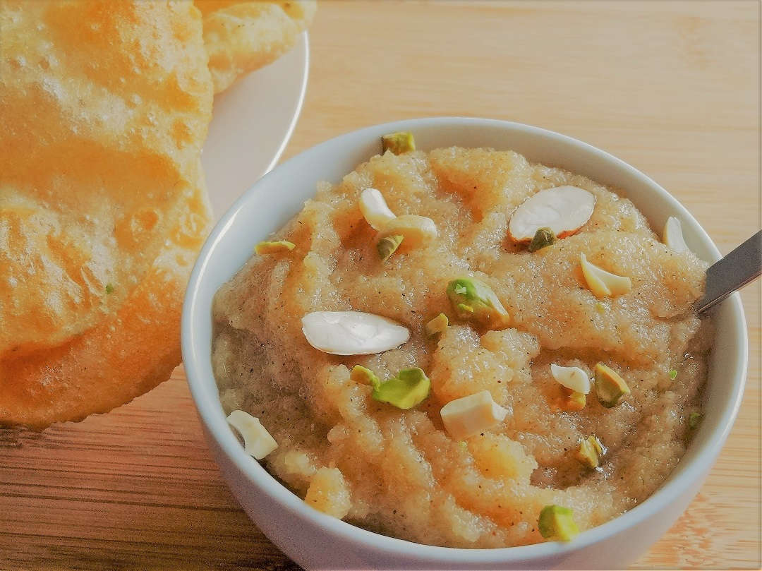  Recipe: ଏବେ ହାଲୱାକୁ ରାନ୍ଧନ୍ତୁ ଯେପର୍ଯ୍ୟନ୍ତ ଏହାର ରଙ୍ଗ ସୁନେଲି ବାଦାମୀ ନହୁଏ ଏବଂ ଘିଅ ପାର୍ଶ୍ଵରୁ ଅଲଗା ହେବା ଆରମ୍ଭ କରେ। ଲଗାତାର ଘାଣ୍ଟନ୍ତୁ ଯାହା ଦ୍ଵାରା ହାଲୱା ପ୍ୟାନରେ ଲାଗି ନଯାଏ। ହାଲୱା ସମ୍ପୂର୍ଣ୍ଣ ପ୍ରସ୍ତୁତ ହୋଇଗଲେ, ଏହାକୁ ଏକ ସର୍ଭିଂ ପାତ୍ରରେ କାଢି ଶୁଖିଲା ଫଳ ସହିତ ସଜାନ୍ତୁ। ଗରମ ହାଲୱା ଖାଇବାର ଏକ ଭିନ୍ନ ଆନନ୍ଦ ଅଛି।